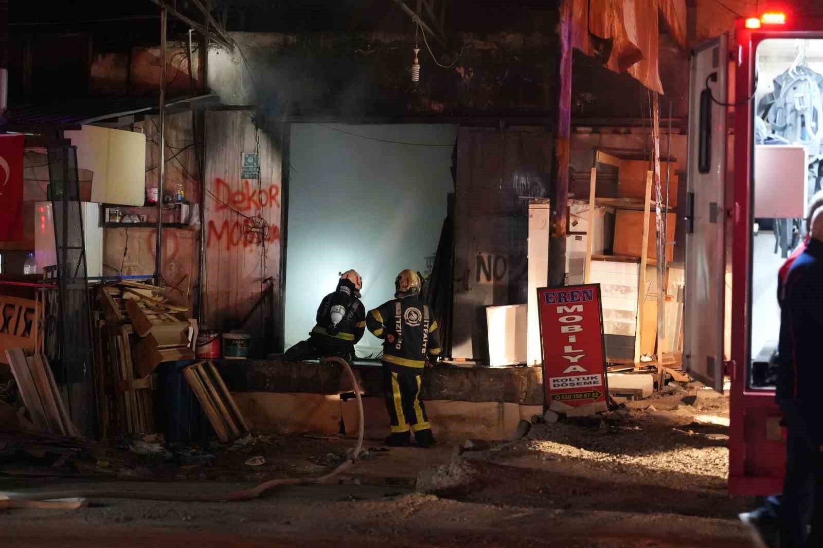 DENİZLİ’DE FAALİYET GÖSTEREN BİR FABRİKANIN İÇİNDE BAŞLAYAN YANGIN KISA SÜREDE BÜYÜDÜ. EKİPLERİN...