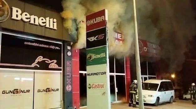 DENİZLİ’DE KUNDAKLAMA SONUCU ÇIKAN YANGINDA OTO GALERİDE BULUNAN 5 OTOMOBİLİN HASAR GÖRDÜĞÜ OLAYDA...