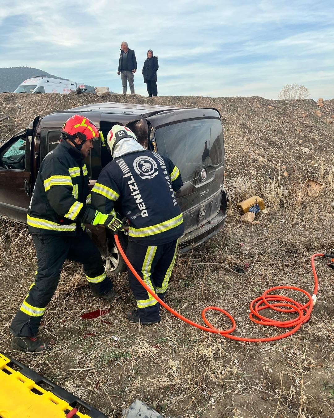 DENİZLİ’DE SEYİR HALİNDEKİ OTOMOBİL DİREKSİYON HAKİMİYETİNİ KAYBETMESİ SONUCU YOL KENARINDAN...