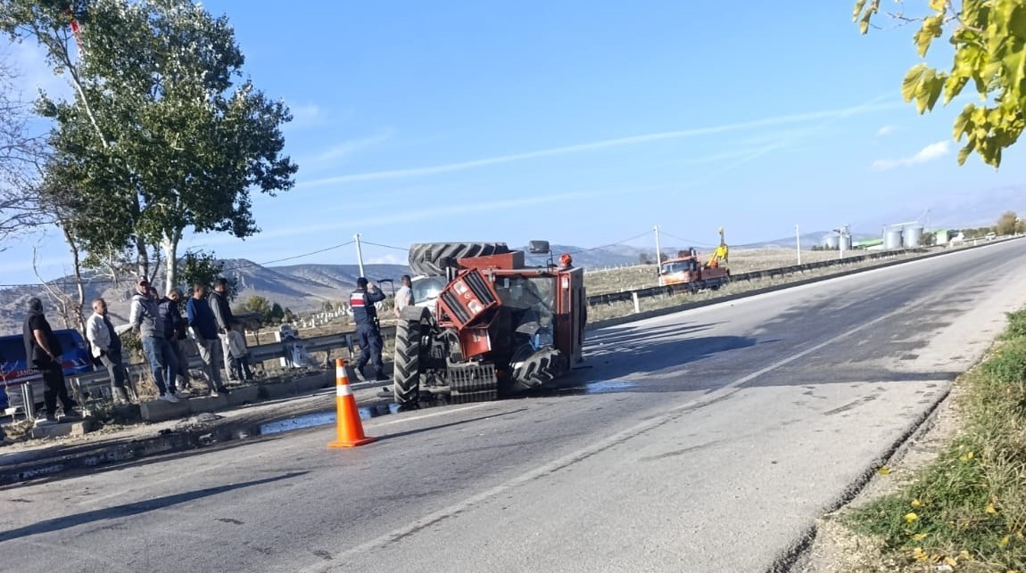 DENİZLİ’DE SEYİR HALİNDEKİ OTOMOBİL İLE TRAKTÖRÜN ÇARPIŞMASI SONUCUNDA TRAKTÖR İKİYE BÖLÜNÜRKEN...