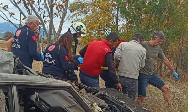 DENİZLİ’DE SÜRÜCÜSÜNÜN DİREKSİYON HAKİMİYETİNİ KAYBETTİĞİ OTOMOBİL YOLDAN ÇIKTI. HURDAYA DÖNEN...