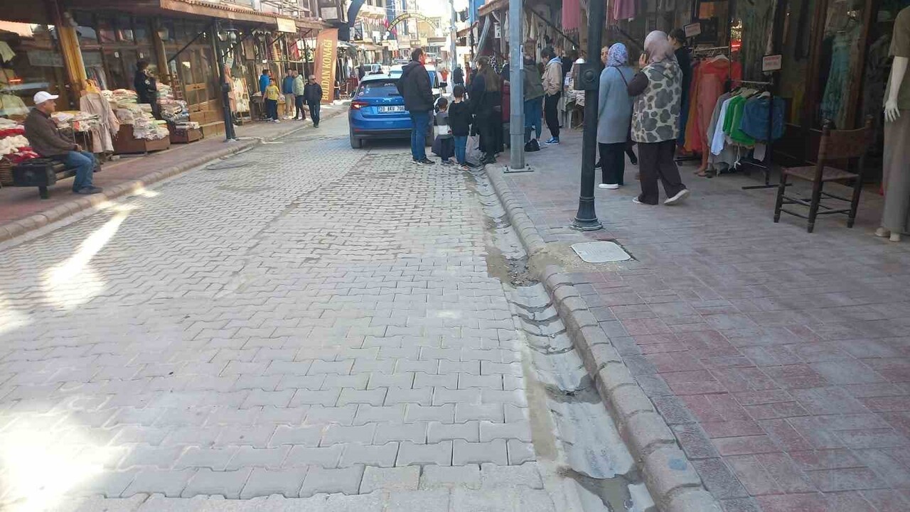 DENİZLİ’DE TERS YÖNE GİREN VE İLERLEYEN OTOMOBİL KAZAYA SEBEP OLDU. KAZADA BİR YAYA...