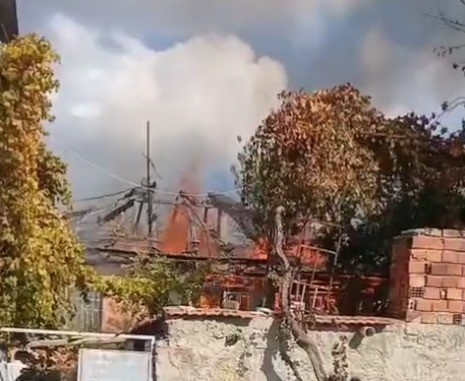 DENİZLİ’NİN ÇAL İLÇESİNDE MÜSTAKİL TEK KATLI EVDE YANGIN ÇIKTI. ALEVLERİN SARDIĞI BİNA...