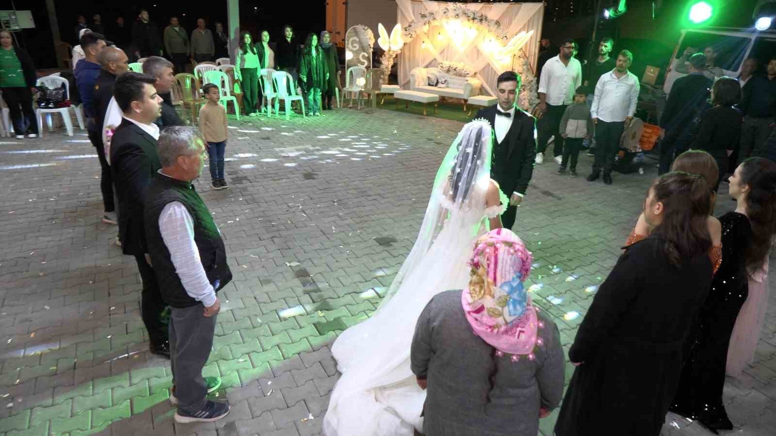 DENİZLİ’NİN ÇAMELİ İLÇESİNDE DÜĞÜNÜ YARIDA KESEN GELİN DAMAT VE VATANDAŞLAR, ATATÜRK ANISINA SAYGI...