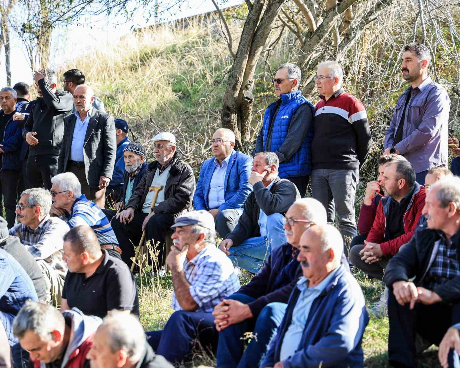DENİZLİ’NİN ÇAMELİ İLÇESİNDE MAHALLİ SANATÇISI CEMİL ÇAĞDAŞ İÇİN CENAZE TÖRENİ DÜZENLENDİ. TÖRENE...