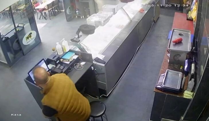 DEPREM SIRASINDA BİR İŞ YERİNDE ÇALIŞANLAR VE MÜŞTERİLERİN HEMEN AYAĞA KALKARAK DIŞARI ÇIKTIKLARI...