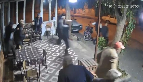 DEPREME KAHVEHANEDE YAKALANAN VATANDAŞLARIN PANİK HALİ KAMERADA