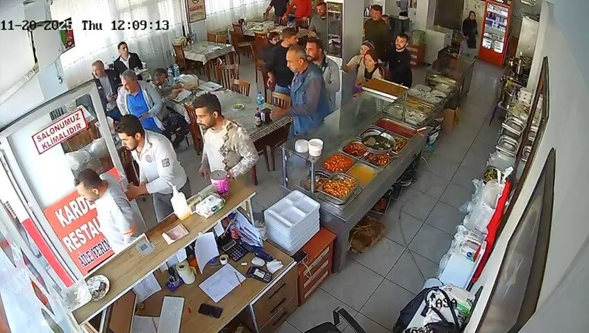 DEPREME LOKANTADA YAKALANAN VATANŞLARIN PANİKLE KAÇIŞI GÜVENLİK KAMERASINA YANSIDI.