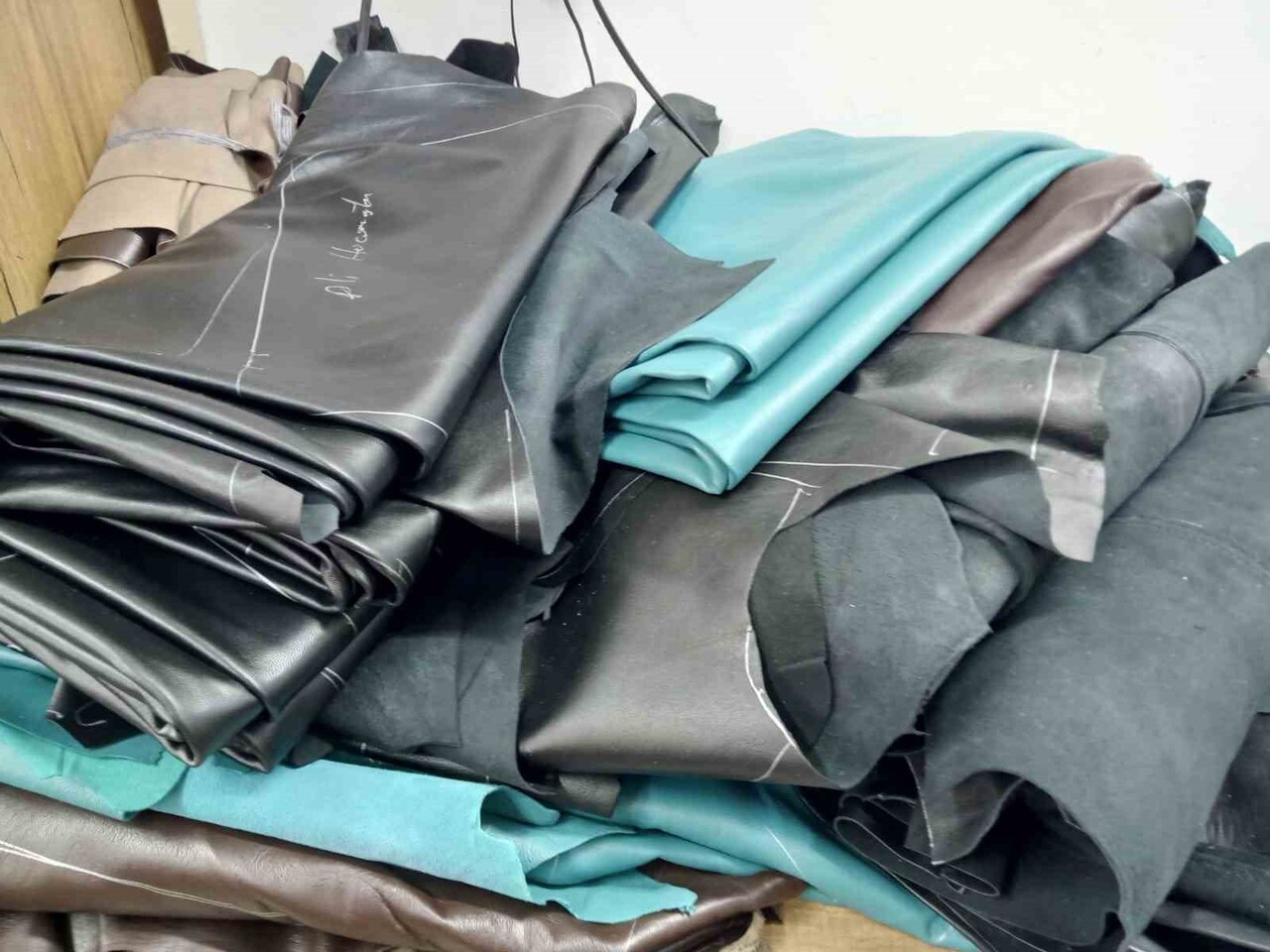 DERİCİLİK SEKTÖRÜNDE 1989 YILINDAN BU YANA TER DÖKEN USTA, SEKTÖRDEKİ ÇIRAK VE ELEMAN KRİZİNE...