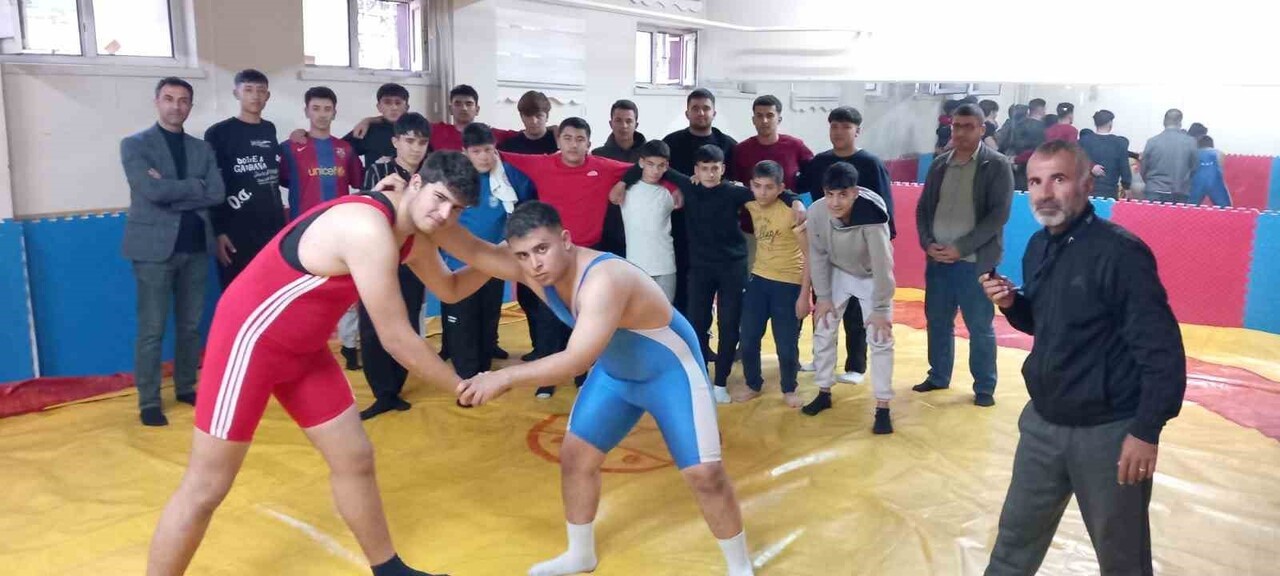 DEVELİ’DE LİSELERARASI AĞIRSIKLET BAŞ PEHLİVANLARI MÜSABAKALARI YAPILDI.