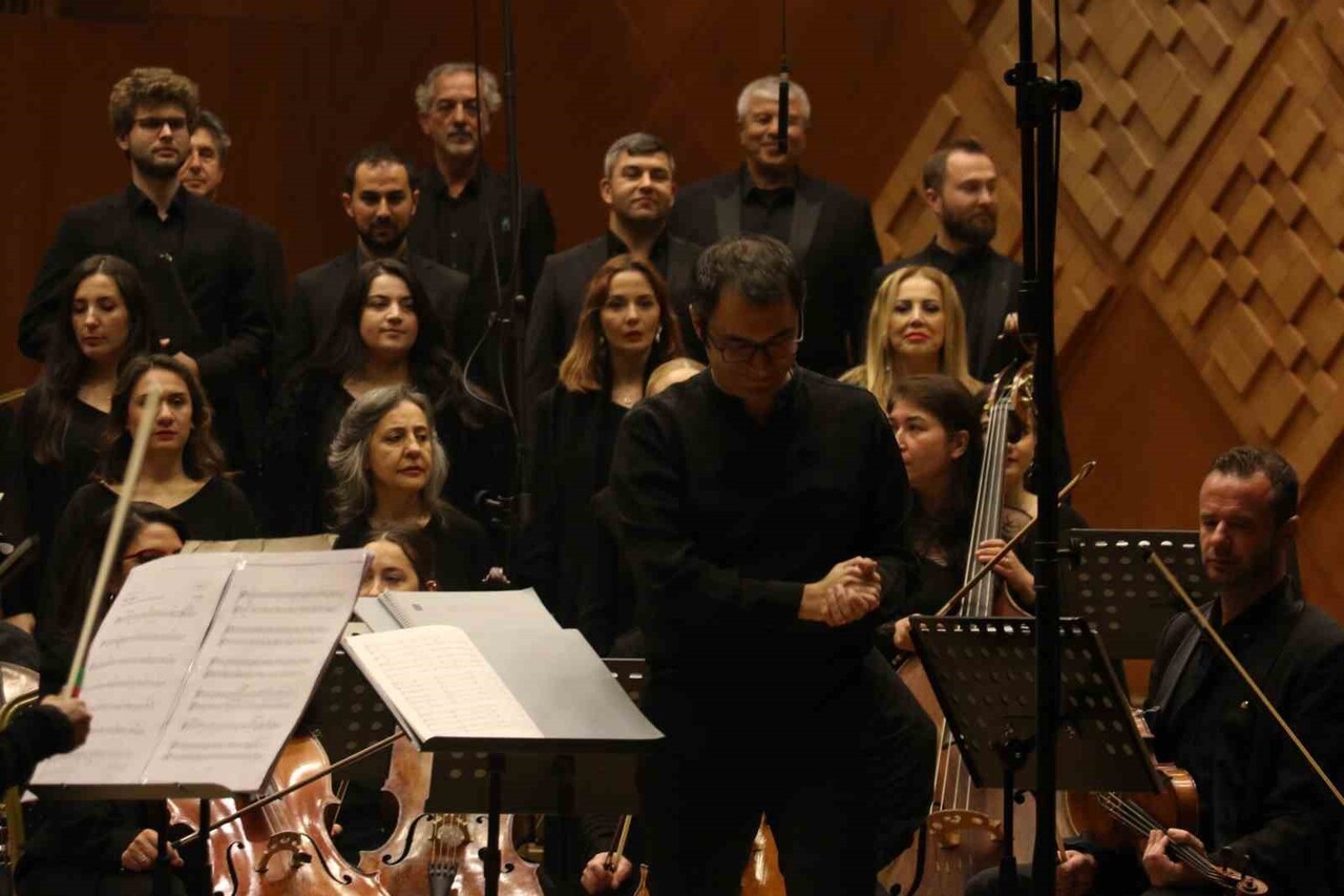 DEVLET ÇOKSESLİ KOROSU (DÇK) ŞEFİ BURAK ONUR ERDEM, "DEVLET ÇOKSESLİ KOROSU OLARAK BU ESERİ...