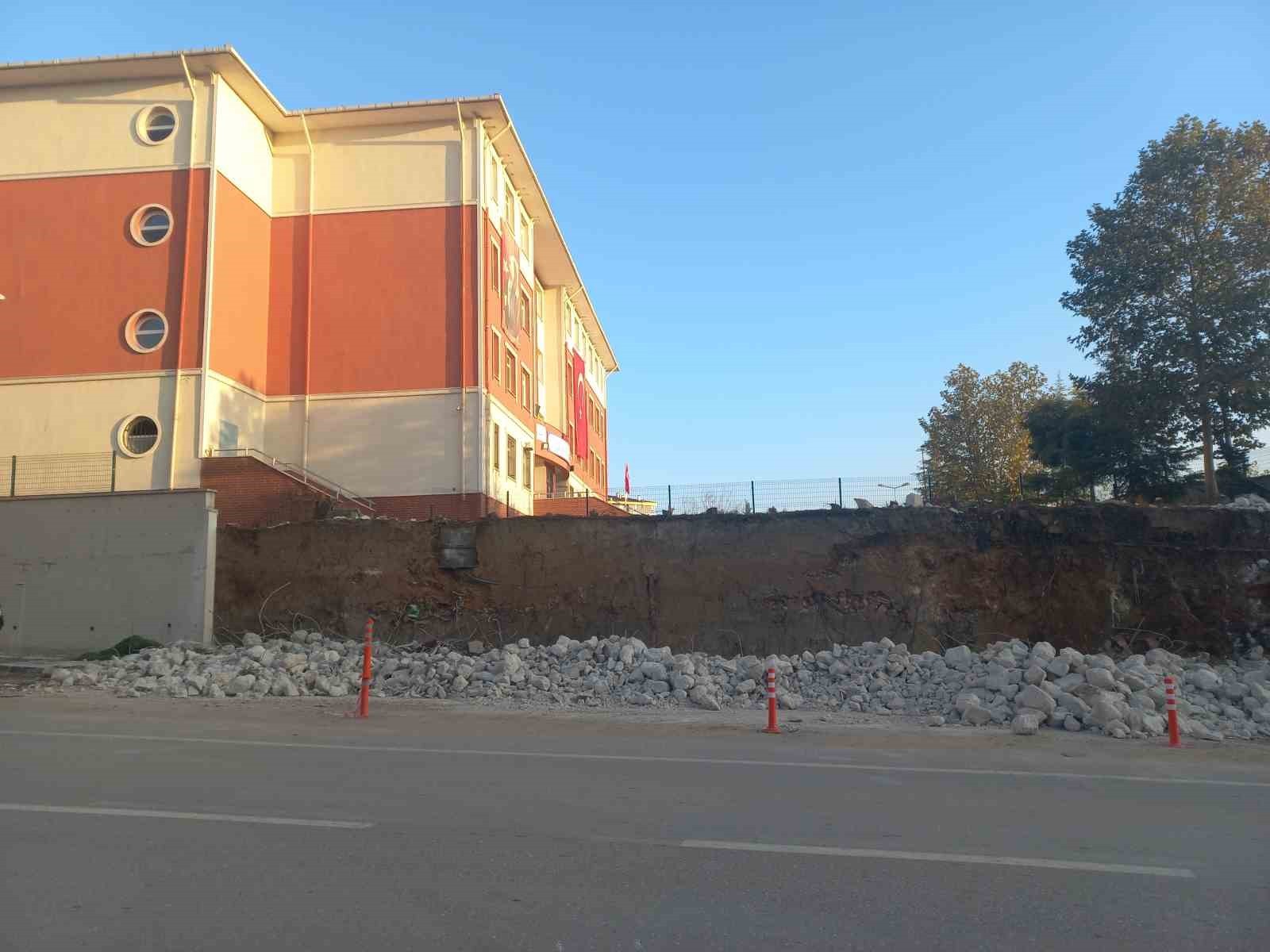 DEVRİLME TEHLİKESİ OLUŞTURAN GAZİ OSMAN PAŞA ORTAOKULU'NUN YAKLAŞIK 100 METRELİK İSTİNAT DUVARI...