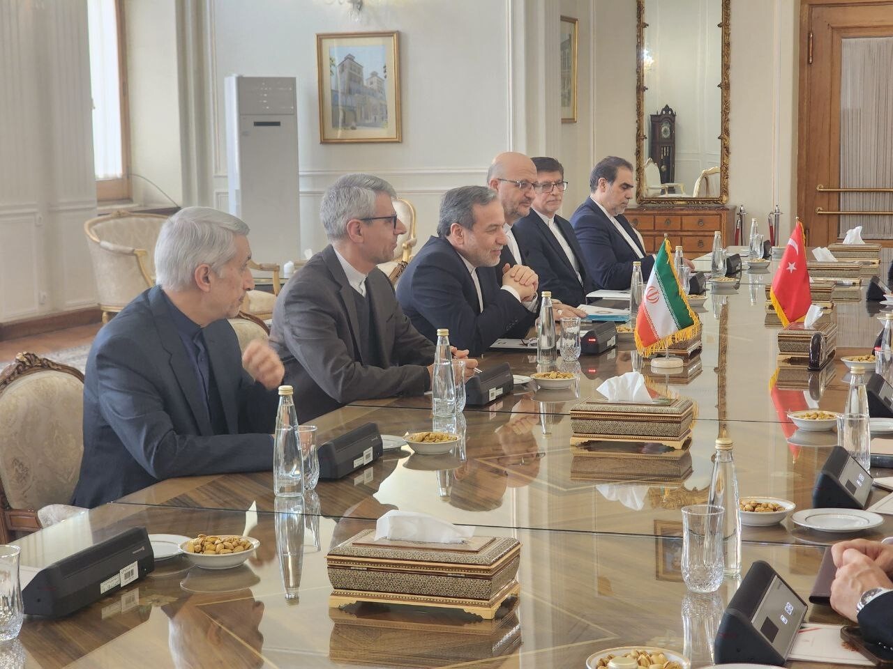 DIŞİŞLERİ BAKANI HAKAN FİDAN, RESMİ TEMASLARDA BULUNMAK ÜZERE GELDİĞİ TAHRAN'DA İRAN DIŞİŞLERİ...