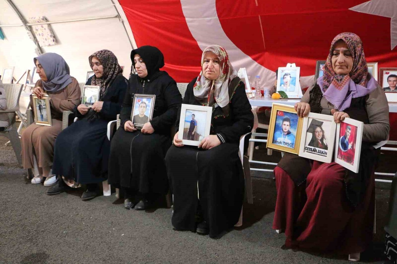 DİYARBAKIR'DA ESKİ HDP İL BAŞKANLIĞI BİNASI ÖNÜNDE OTURMA EYLEMİNİ SÜRDÜREN AİLELER, "TERÖRSÜZ...