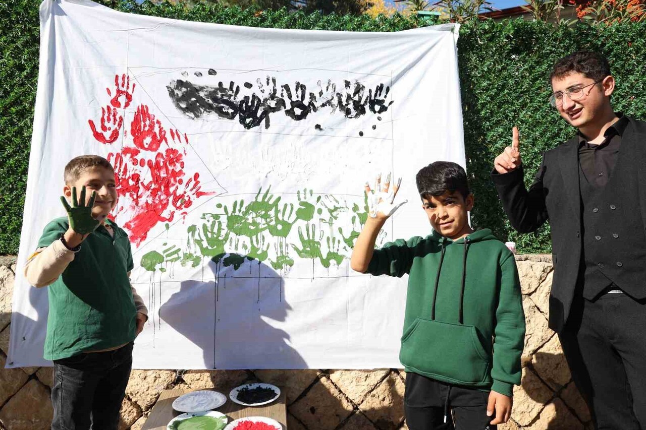 DİYARBAKIR'IN EĞİL İLÇESİNDE ÖĞRENCİLER, "FİLİSTİN İÇİN SEN DE İZ BIRAK" ETKİNLİĞİNE...