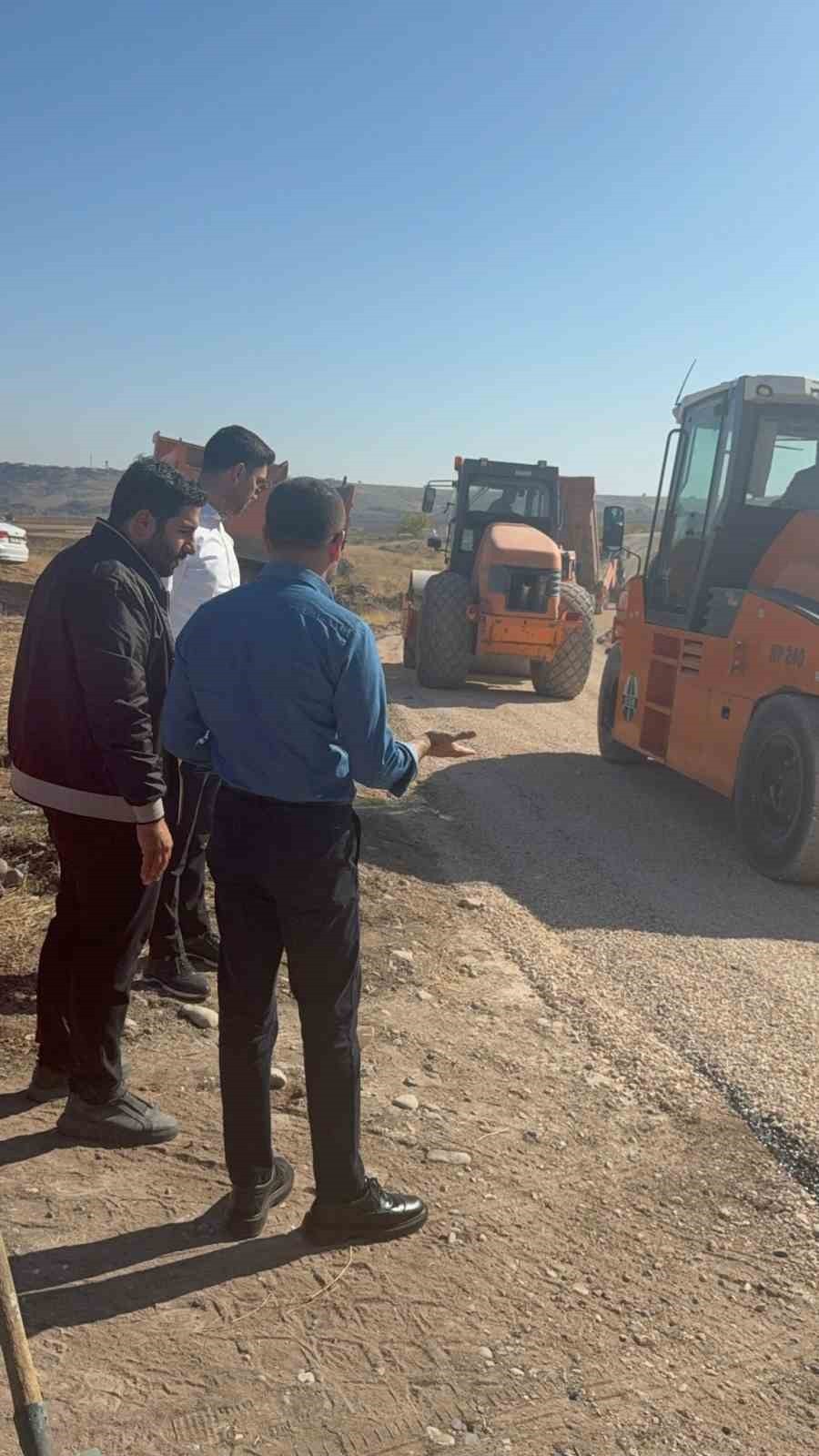 DİYARBAKIR'IN EĞİL İLÇESİNDEKİ YATIR MAHALLESİ'NDE YOL ASFALTLAMA ÇALIŞMALARININ TAMAMLANMASIYLA...
