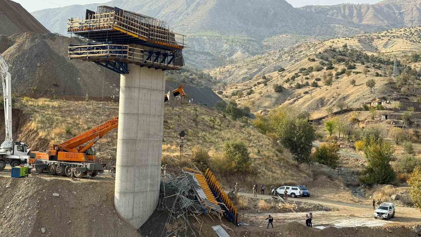 DİYARBAKIR'IN KULP İLÇESİNDE İNŞASI SÜREN VİYADÜKTE İSKELENİN ÇÖKMESİ SONUCU 4 İŞÇİNİN ÖLDÜĞÜ, 1...