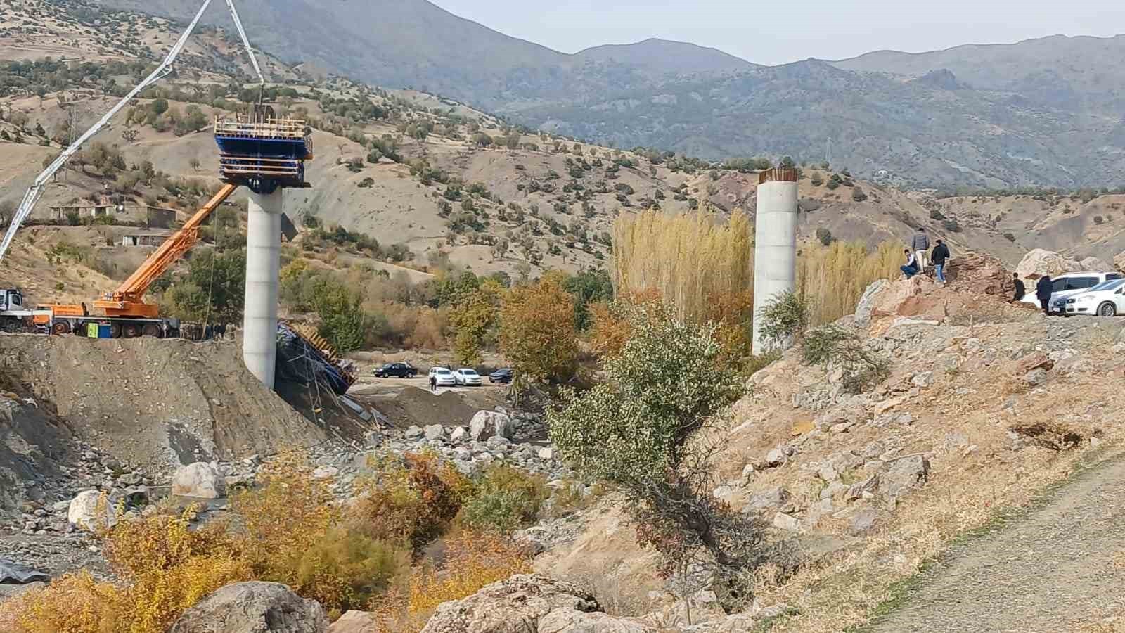 DİYARBAKIR'IN KULP İLÇESİNDE KÖPRÜ İNŞAATINDA MEYDANA GELEN ÇÖKMEDE 4 KİŞİ HASTANEYE SEVK...