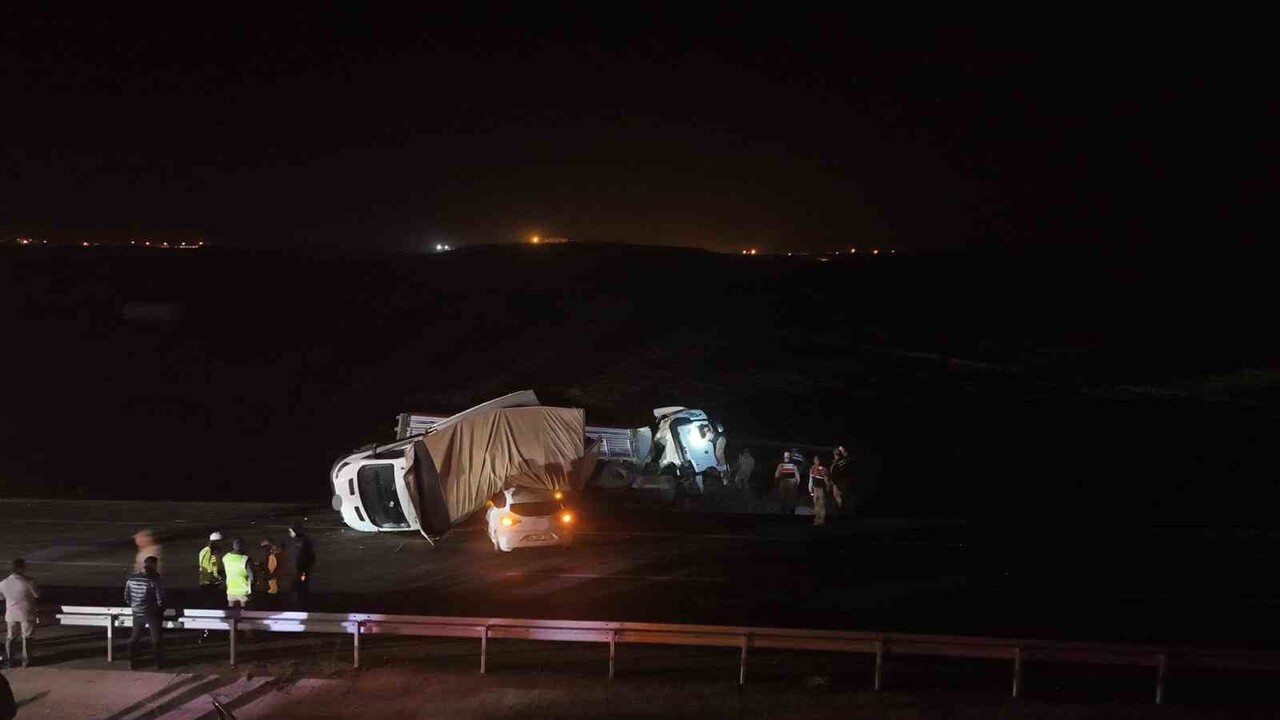 DİYARBAKIR-BATMAN KARAYOLUNDA 5 ARACIN KARIŞTIĞI ZİNCİRLEME TRAFİK KAZASINDA 3 KİŞİ HAYATINI...