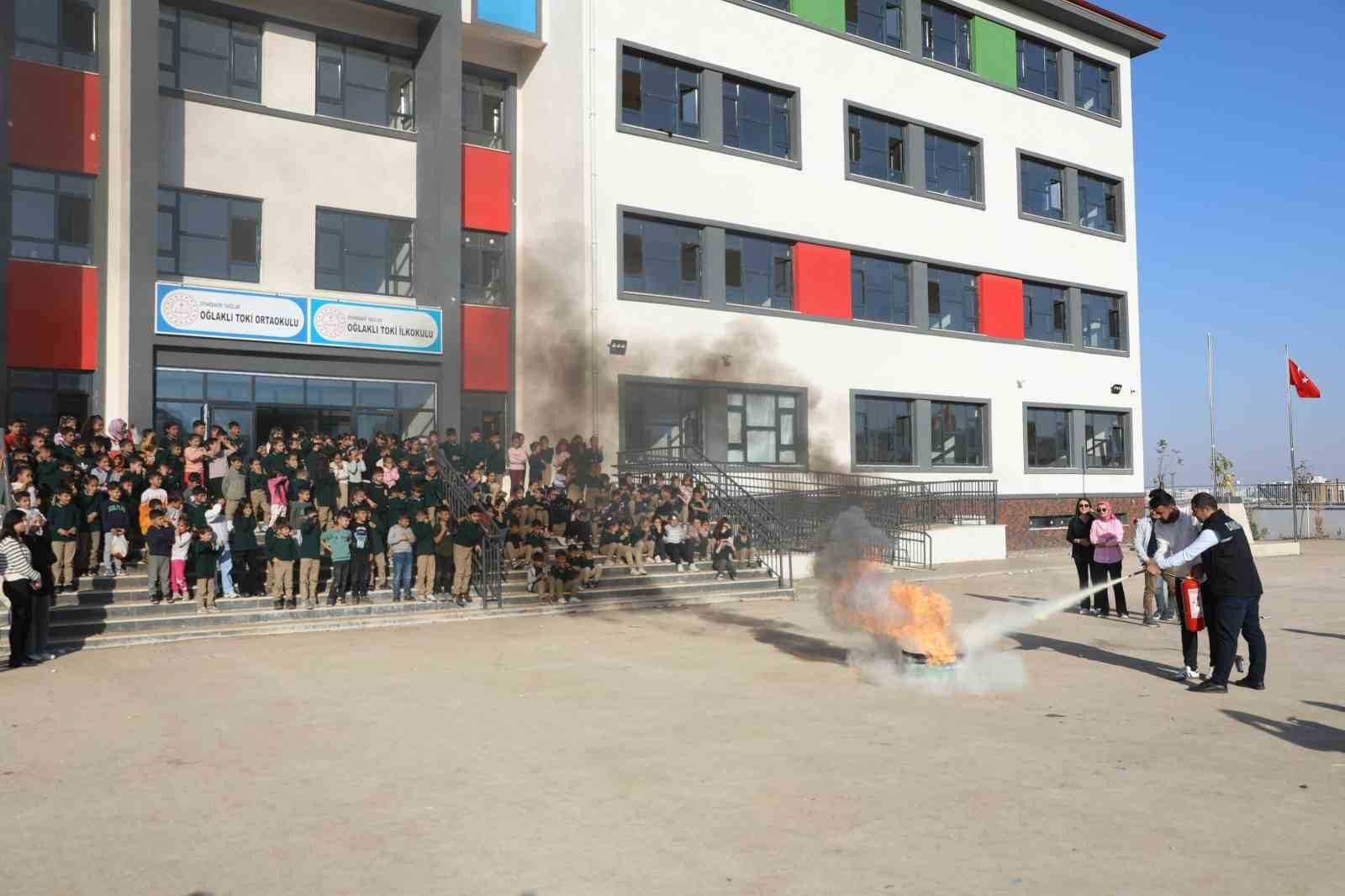 DİYARBAKIR’DA, AFET FARKINDALIK EĞİTİMLERİ KAPSAMINDA ÖĞRETMEN VE ÖĞRENCİLERE YÖNELİK DÜZENLEDİĞİ...