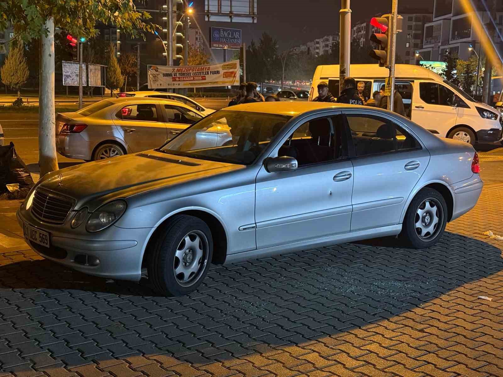 DİYARBAKIR’DA ARACINA GİRMEK İSTEYEN BİR KİŞİYE SİLAHLA ATEŞ AÇILDI. OLAYDA KURŞUNLARIN HEDEFİ...