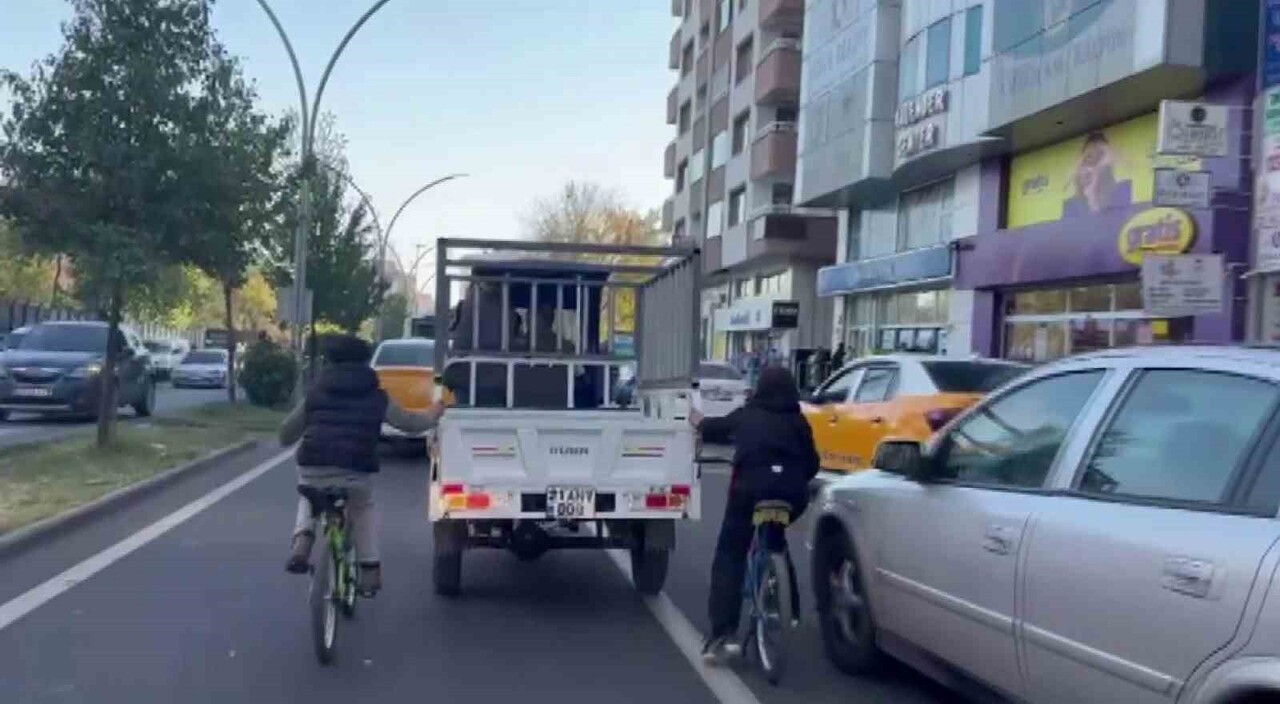 DİYARBAKIR’DA BİSİKLETLİ İKİ ÇOCUK, CANLARINI TEHLİKEYE ATARAK SEPETLİ MOTORA TUTUNUP İLERLEDİ....