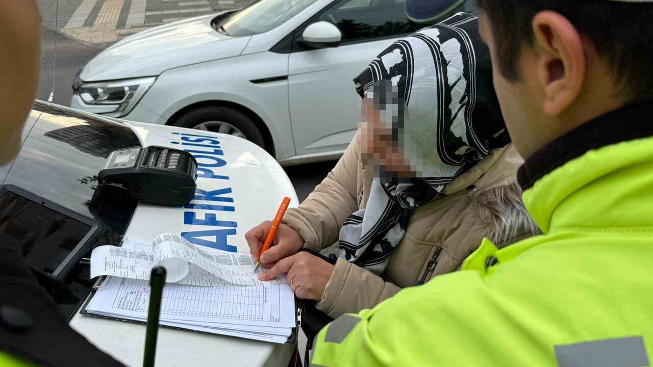 DİYARBAKIR’DA, ÇOK SAYIDA SÜRÜCÜNÜN "KIRMIZI IŞIK" İHLALİ, TRAFİK POLİSLERİNİN DRONLU DENETİMİNE...