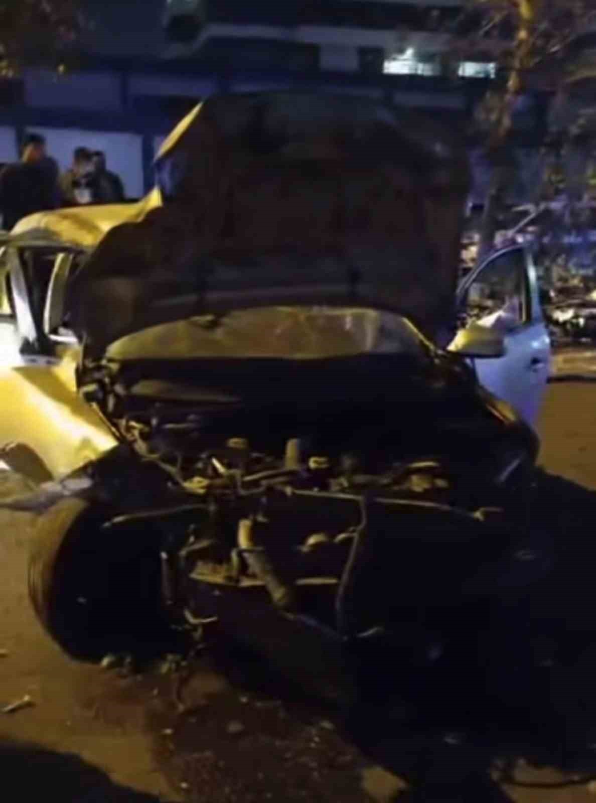 DİYARBAKIR’DA DÜN AKŞAM SAATLERİNDE 2 FARKLI TRAFİK KAZASI MEYDANA GELDİ. 2 KAZADA TOPLAM 4 KİŞİ...