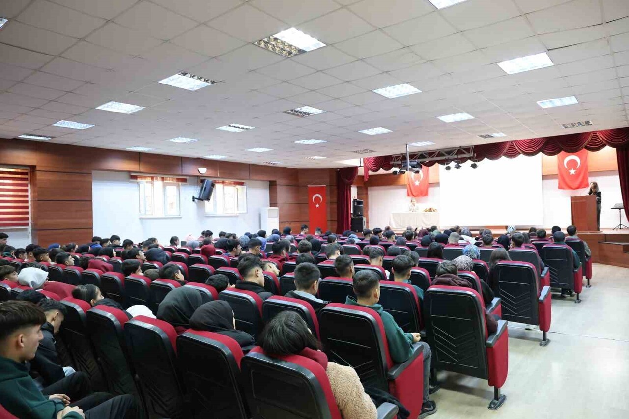 DİYARBAKIR’DA, EĞİL BELEDİYESİNCE 11 VE 12. SINIF ÖĞRENCİLERİNE KONFERANS DÜZENLENDİ.
