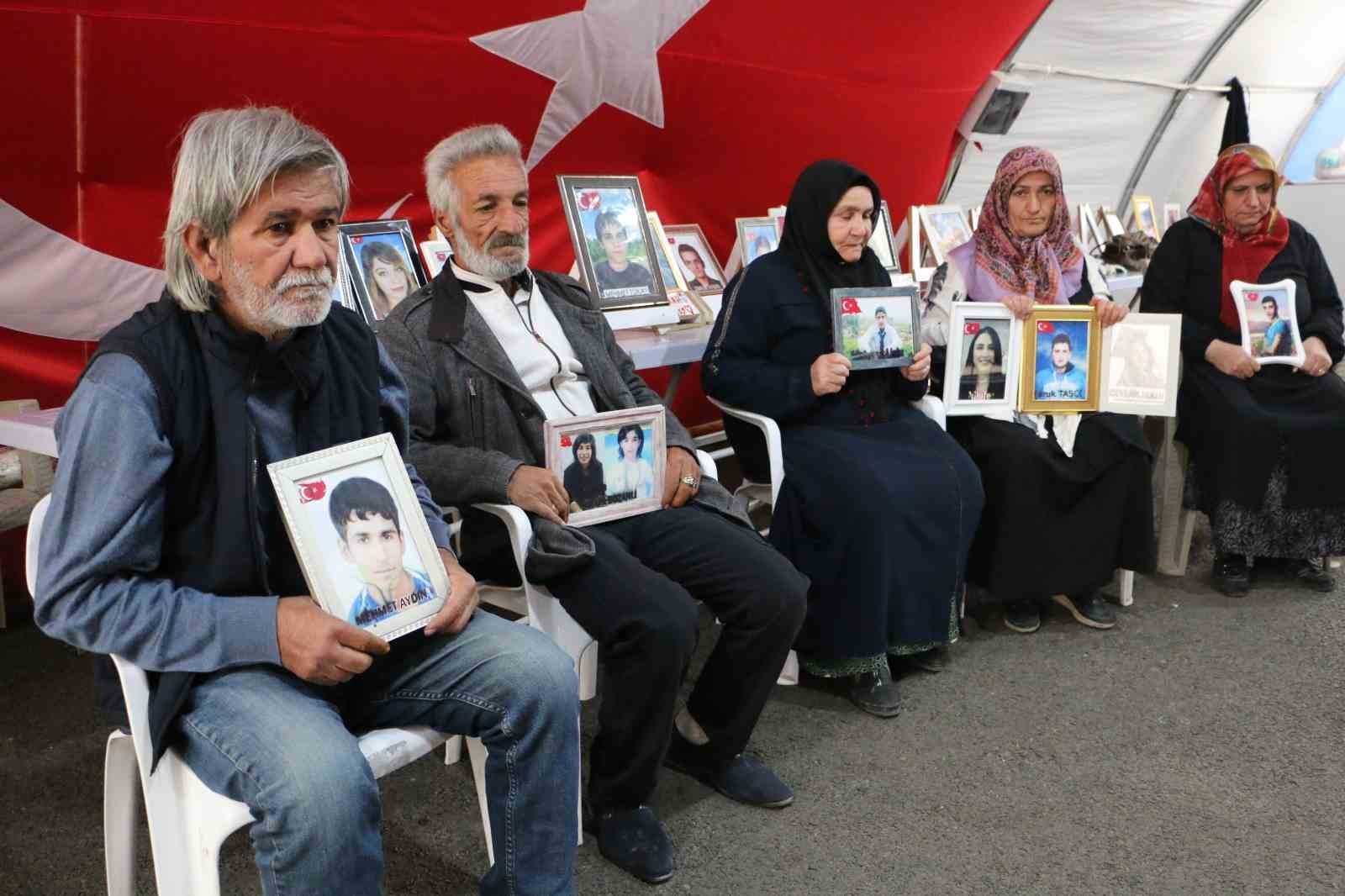 DİYARBAKIR’DA ESKİ HDP İL BİNASI ÖNÜNDE EYLEM YAPAN AİLELER, 7 YILDIR EVLATLARINI BEKLEMEYE...
