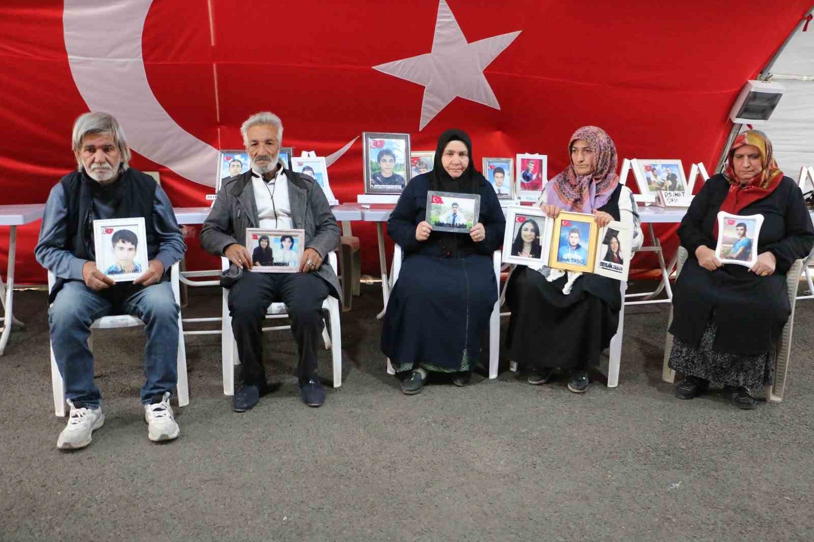 DİYARBAKIR’DA ESKİ HDP İL BİNASI ÖNÜNDE EYLEM YAPAN AİLELER, 7 YILDIR EVLATLARINI BEKLEMEYE...