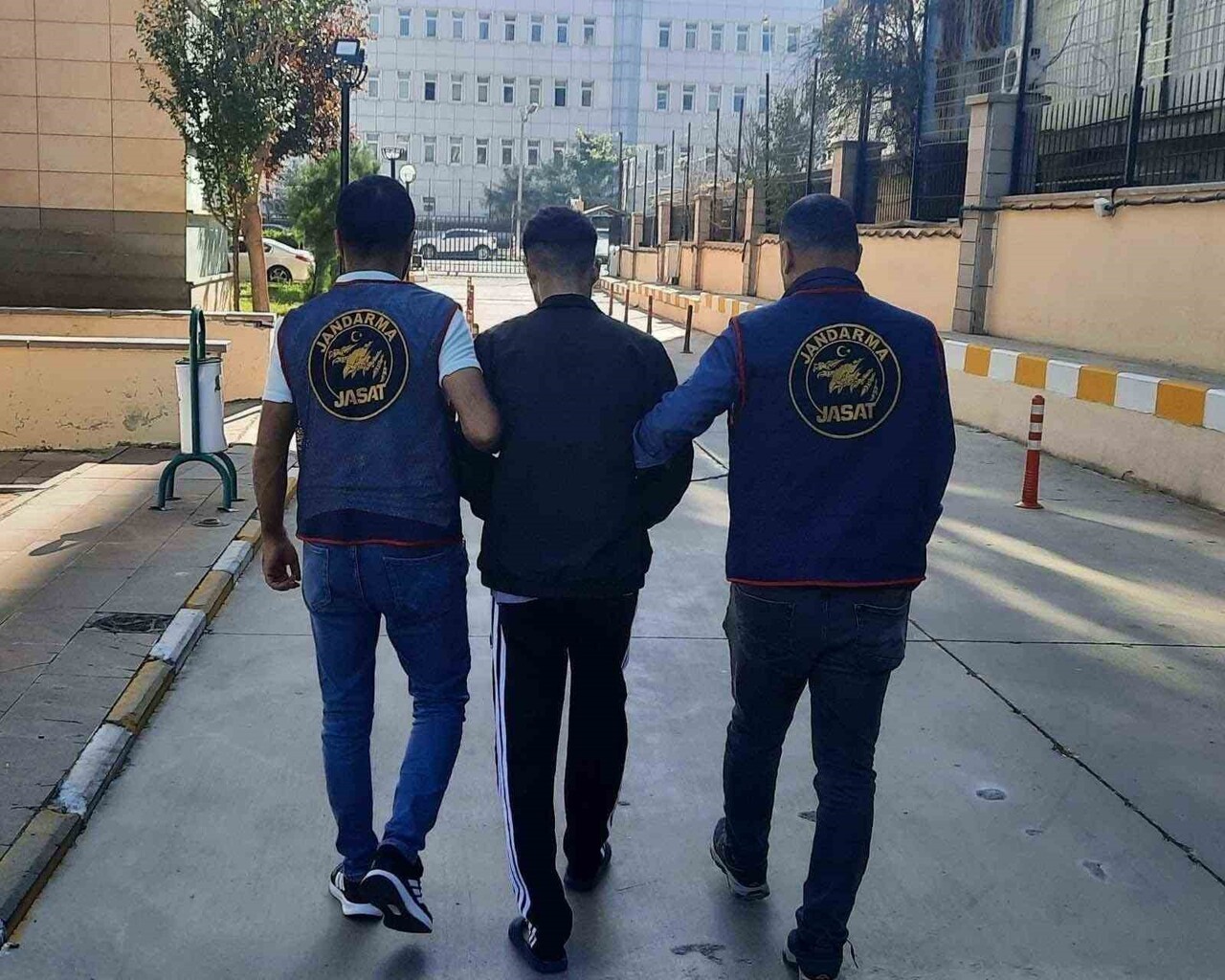 DİYARBAKIR’DA JANDARMA EKİPLERİNCE GERÇEKLEŞTİRİLEN OPERASYONLARDA HAKLARINDA KESİNLEŞMİŞ HAPİS...