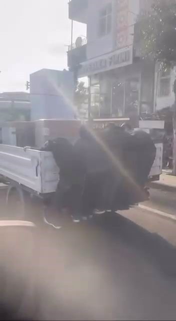 DİYARBAKIR’DA SEYİR HALİNDEKİ BİR PİKABIN ARKASINA TUTUNUP YOLCULUK EDEN ÇOCUKLAR YÜREKLERİ...