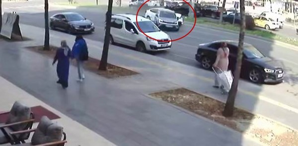 DİYARBAKIR’DA SÜRATLE İLERLEYEN BİR ARAÇ, ÖNÜNDEKİ ARACI BİÇTİ. KAZA ANI GÜVENLİK KAMERALARINA...