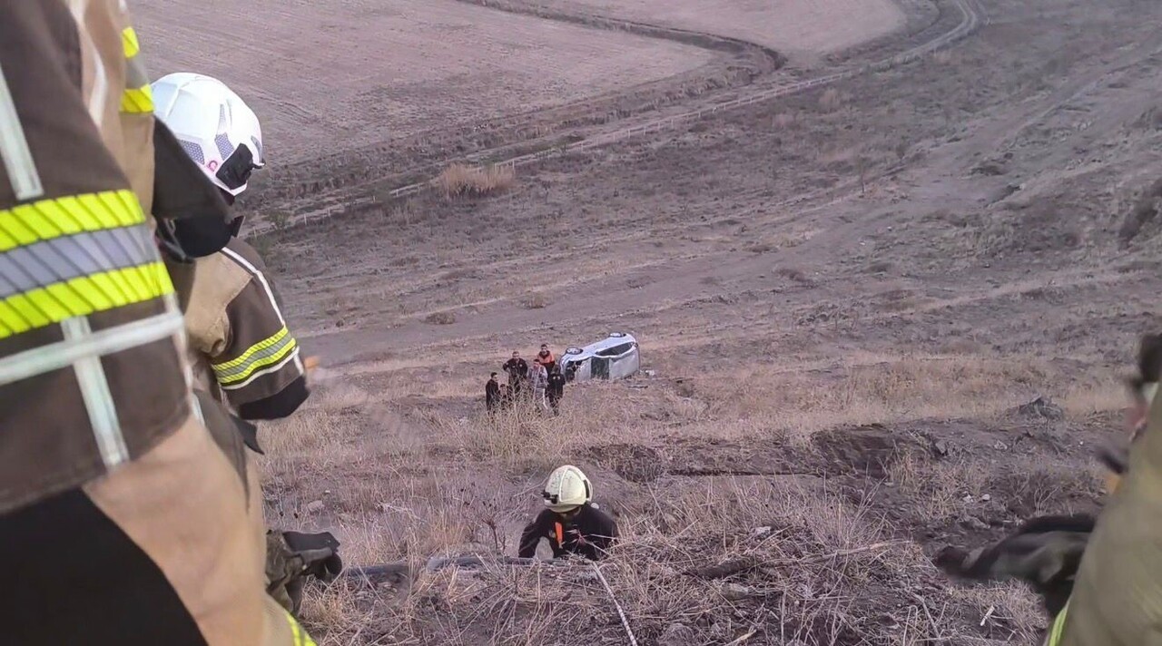 DİYARBAKIR’DA SÜRÜCÜSÜNÜN DİREKSİYON HÂKİMİYETİNİ KAYBETMESİ SONUCU KONTROLDEN ÇIKAN OTOMOBİL...