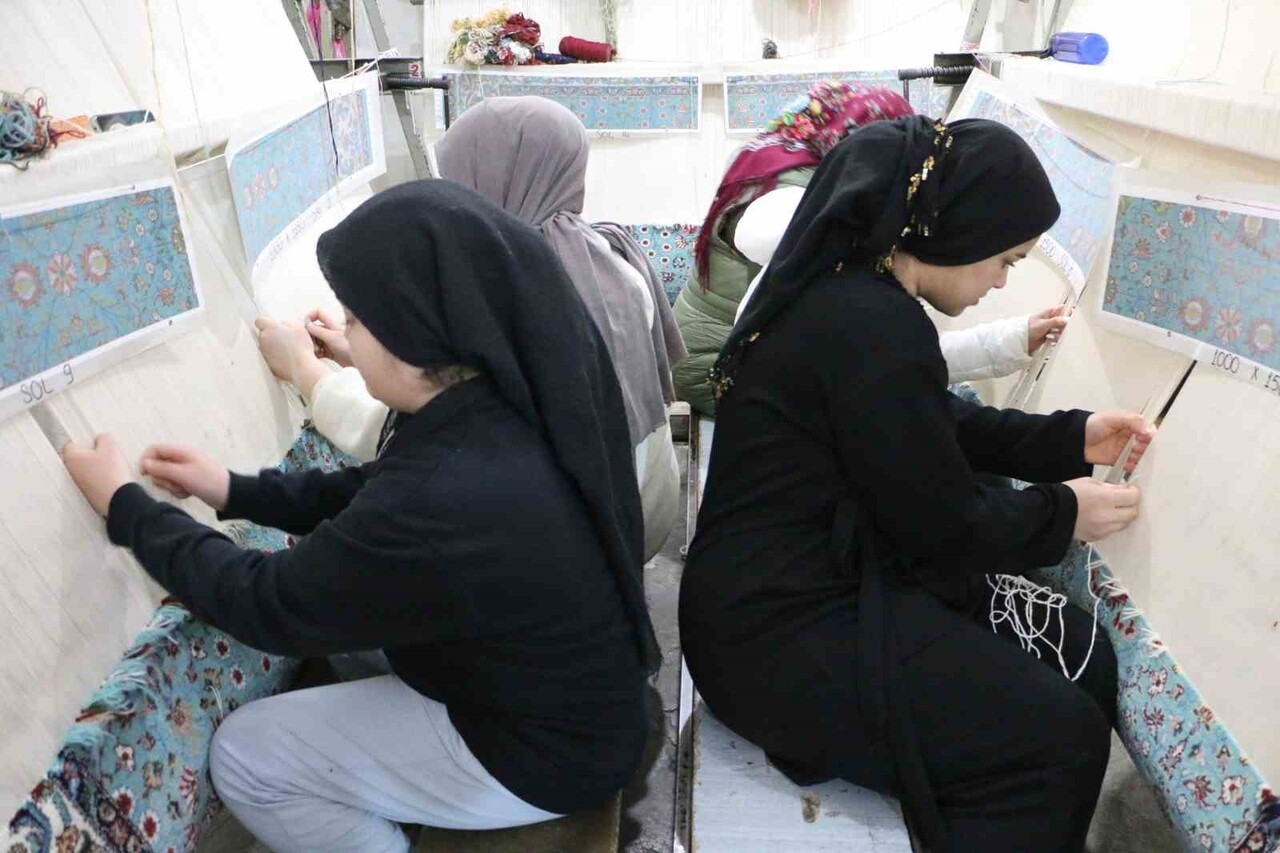 DİYARBAKIR’IN BAĞLAR İLÇESİ MURADİYE MAHALLESİ’NDE KADINLAR, EL EMEĞİYLE DOKUDUKLARI HALILARI...