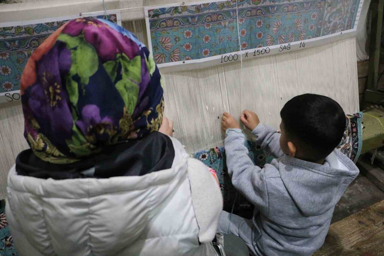 DİYARBAKIR’IN BAĞLAR İLÇESİ MURADİYE MAHALLESİ’NDE KADINLAR, EL EMEĞİYLE DOKUDUKLARI HALILARI...