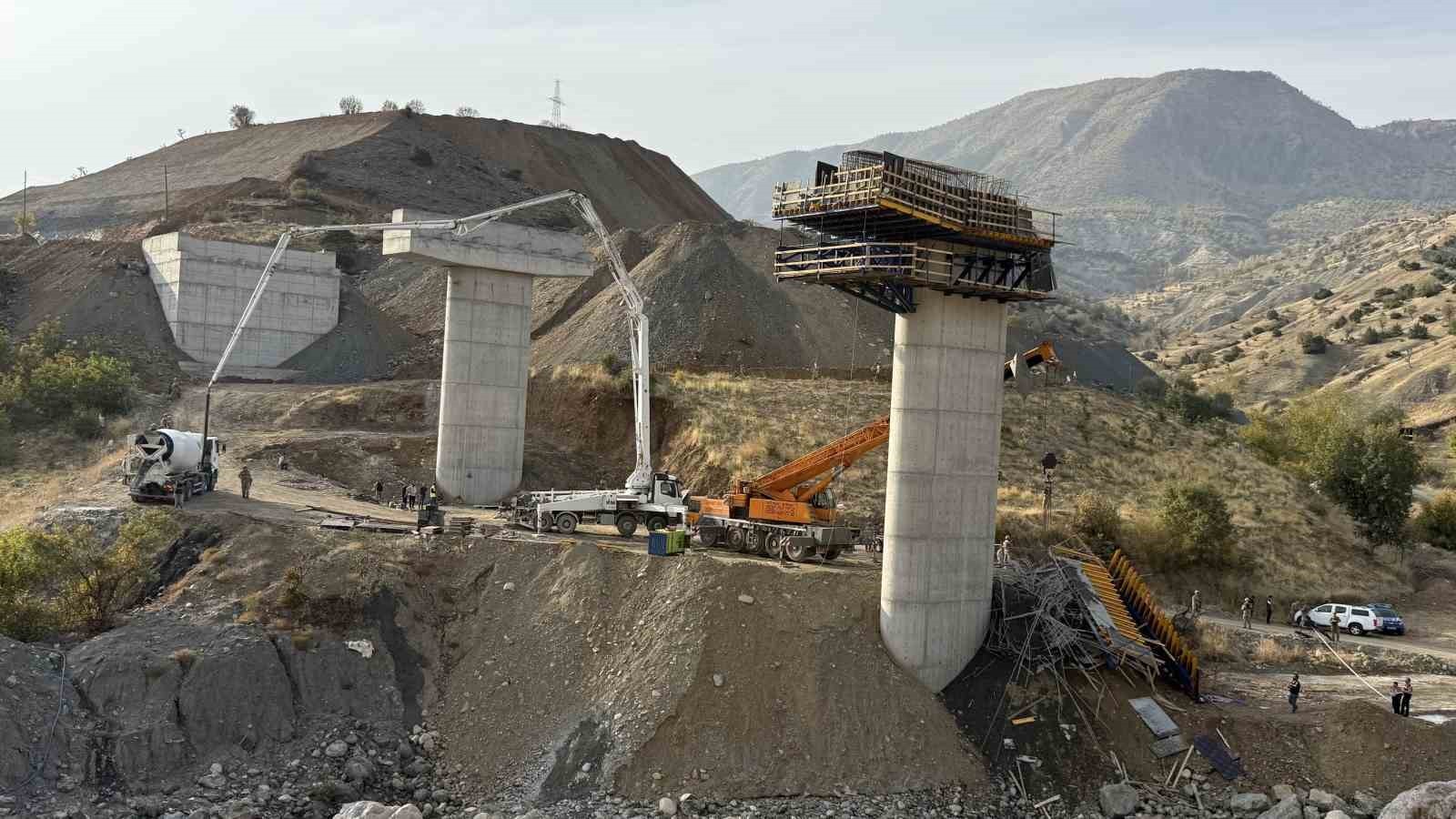 DİYARBAKIR’IN KULP İLÇESİNDE VİYADÜKTE MEYDAN GELEN ÇÖKMEDE 3 KİŞİ HAYATINI KAYBETTİ, 2 KİŞİ...