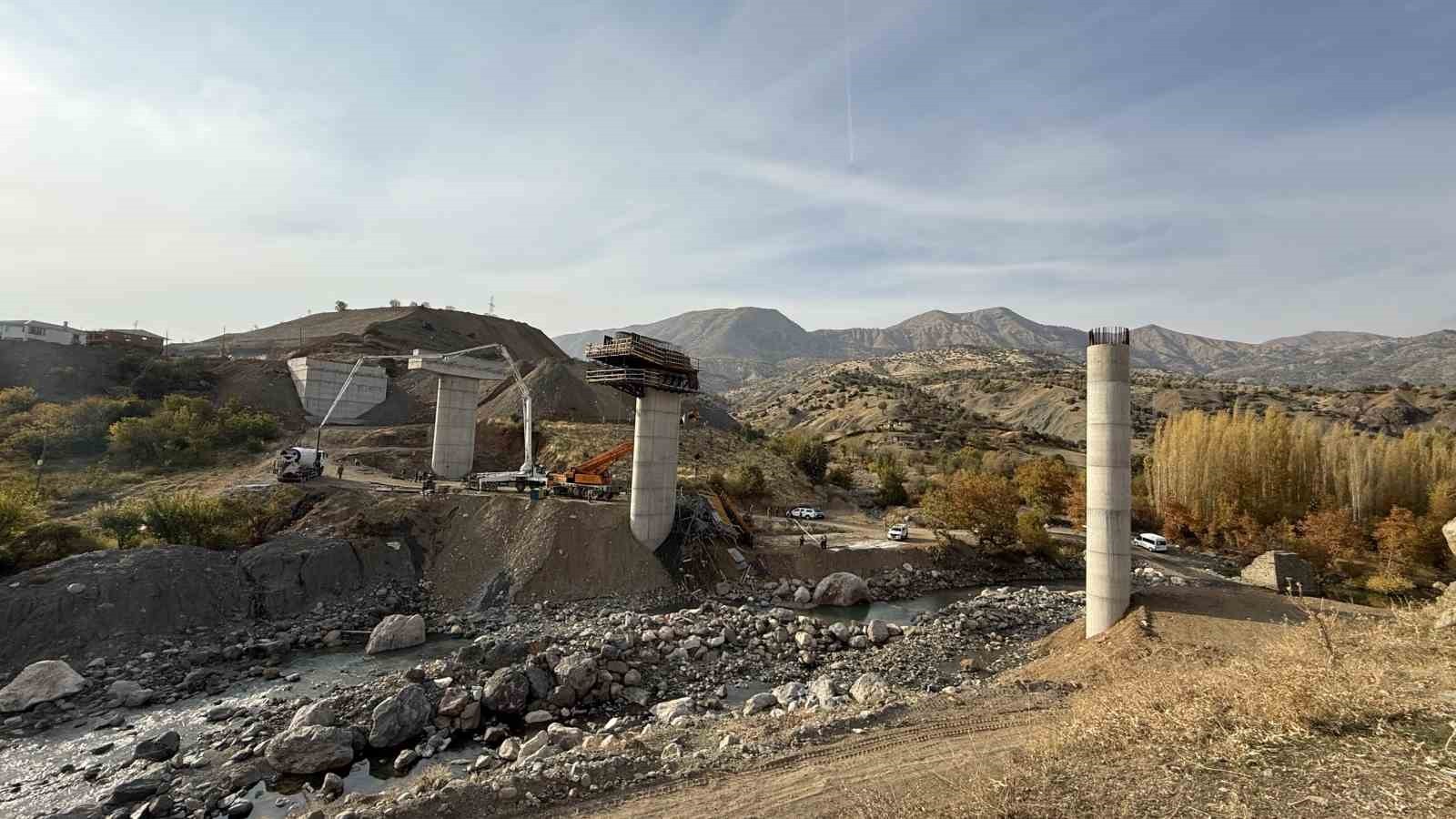 DİYARBAKIR’IN KULP İLÇESİNDE VİYADÜKTE MEYDAN GELEN ÇÖKMEDE 3 KİŞİ HAYATINI KAYBETTİ, 2 KİŞİ...