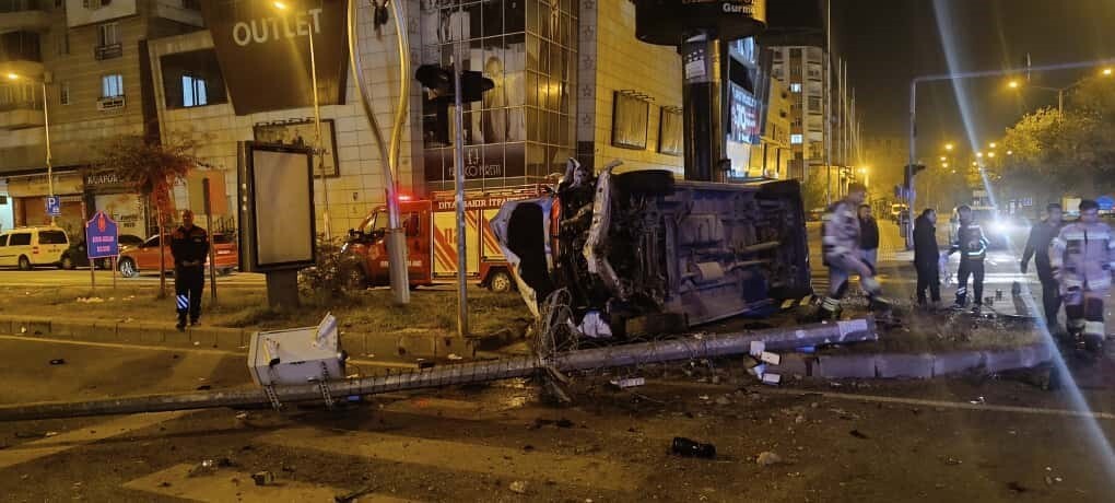 DİYARBAKIR’IN MERKEZ BAĞLAR İLÇESİNDE MİNİBÜSÜN DEVRİLMESİ SONUCU 4 KİŞİ YARALANDI.