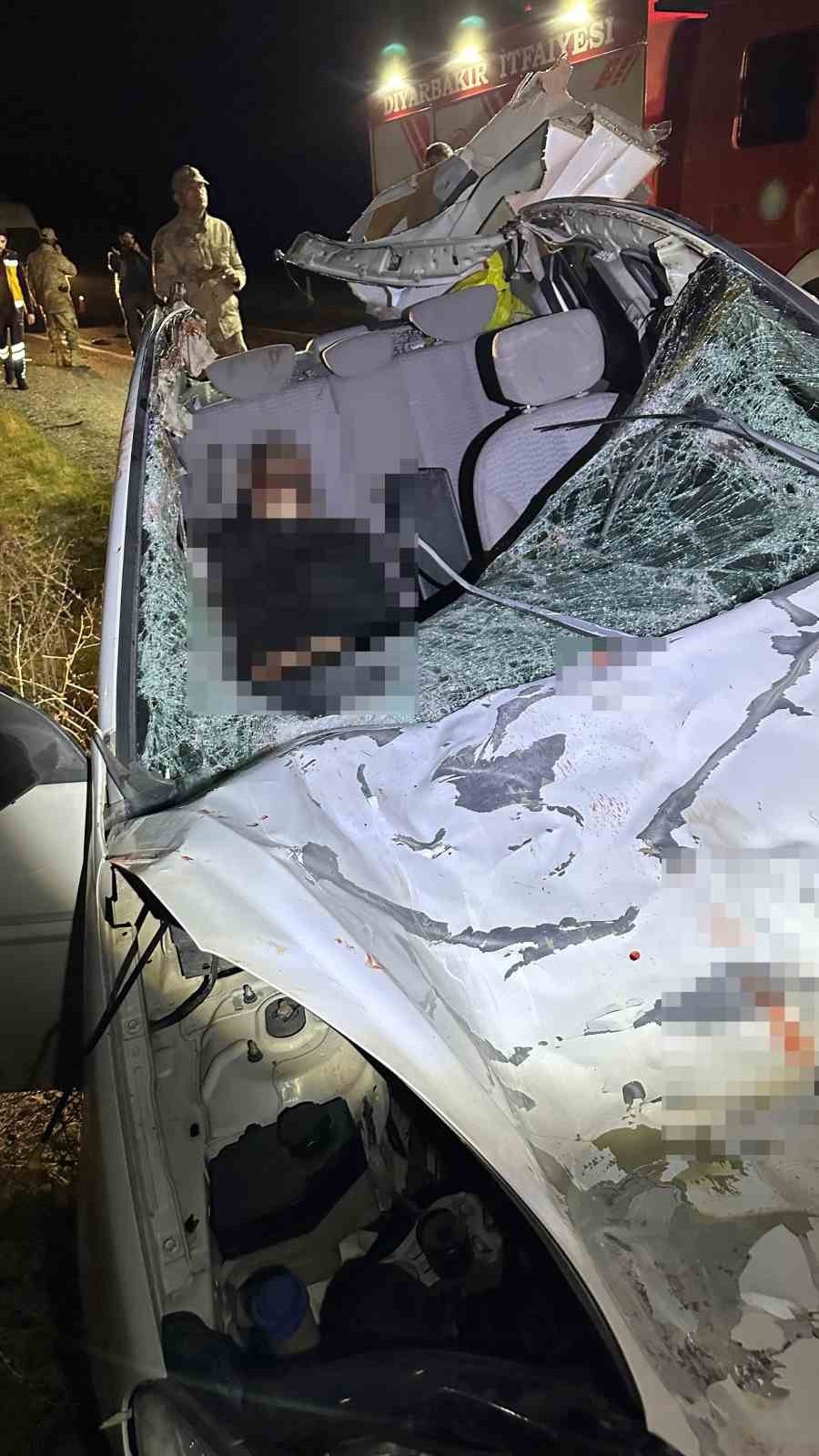 DİYARBAKIR’IN SİLVAN İLÇESİNDE İKİ OTOMOBİL İLE ATIN ÇARPIŞTIĞI KAZADA 1 KİŞİ HAYATINI KAYBETTİ, 6...