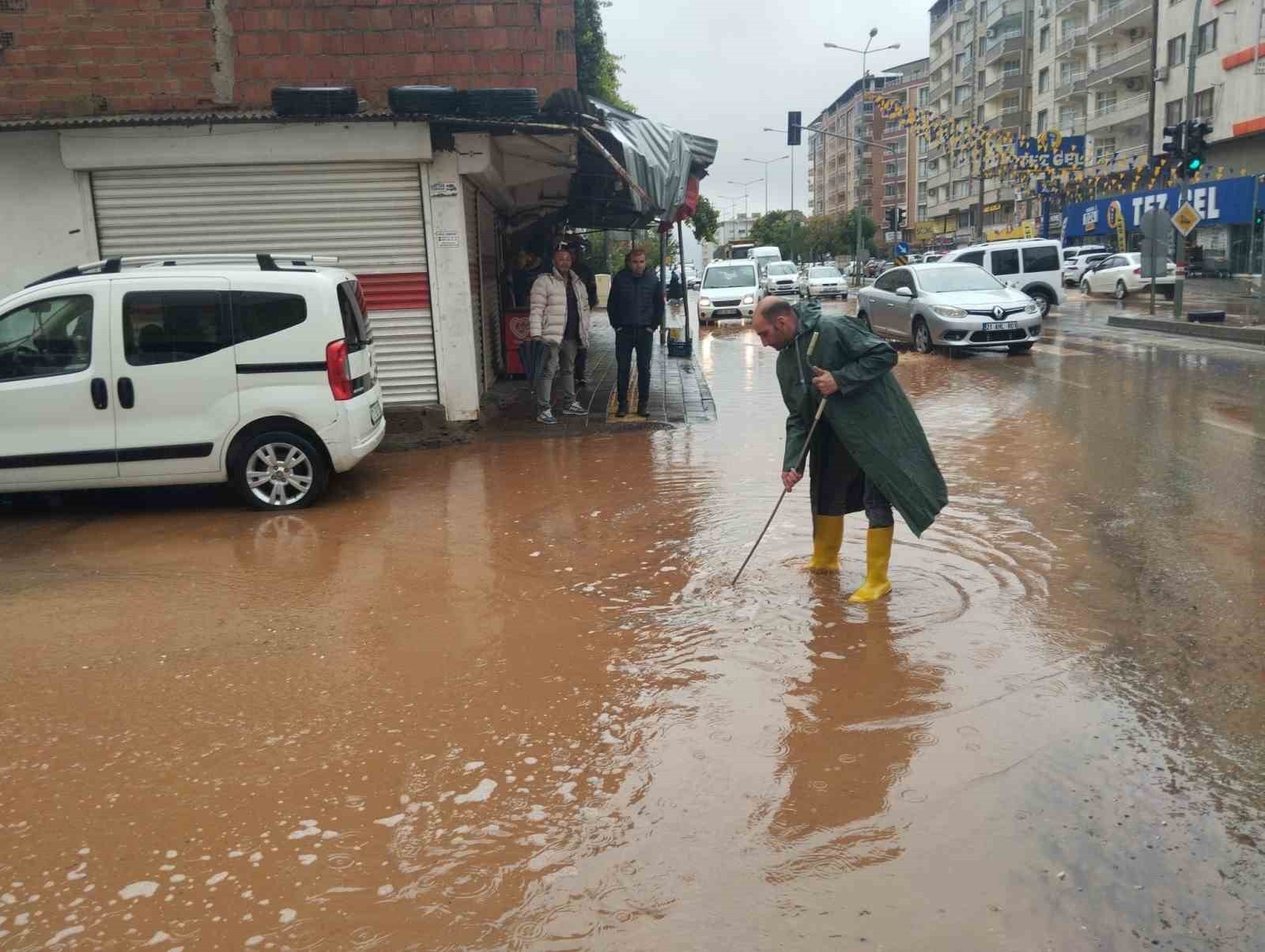 DİYARBAKIR’IN SİLVAN İLÇESİNDE YAĞIŞLA BİRLİKTE YOLLAR GÖLE DÖNDÜ.