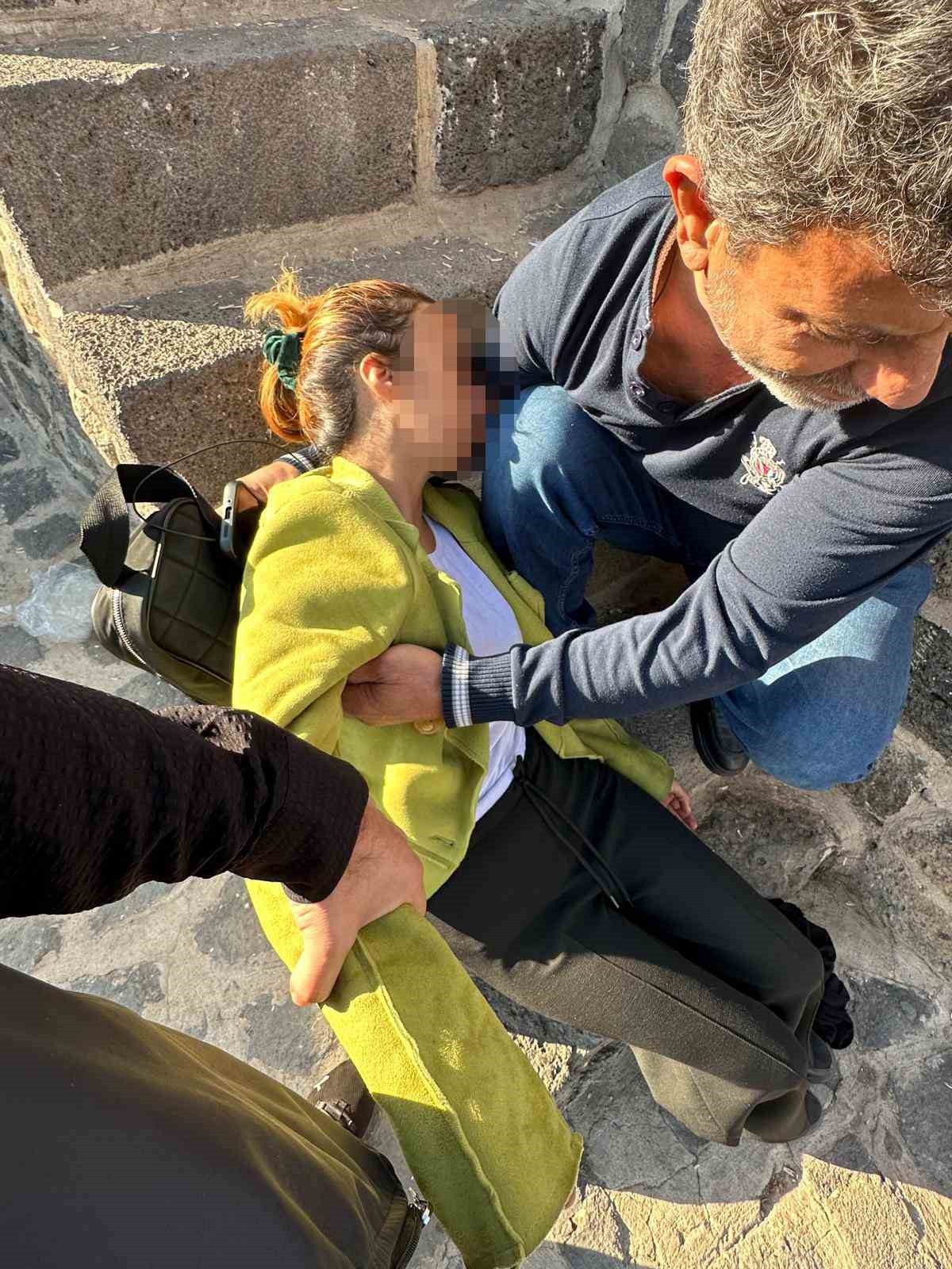 DİYARBAKIR’IN SUR İLÇESİ İÇKALE SURLARIN ÜSTÜNE ÇIKIP İNTİHAR GİRİŞİMİNDE BULUNAN BİR KADIN...