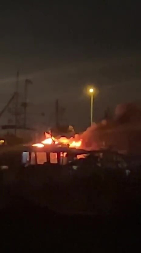 DÜŞEN YILDIRIM NEDENİYLE BALIKÇI BARINAĞINDA ÇIKAN YANGINDA 3 TEKNE KÜLE DÖNDÜ.