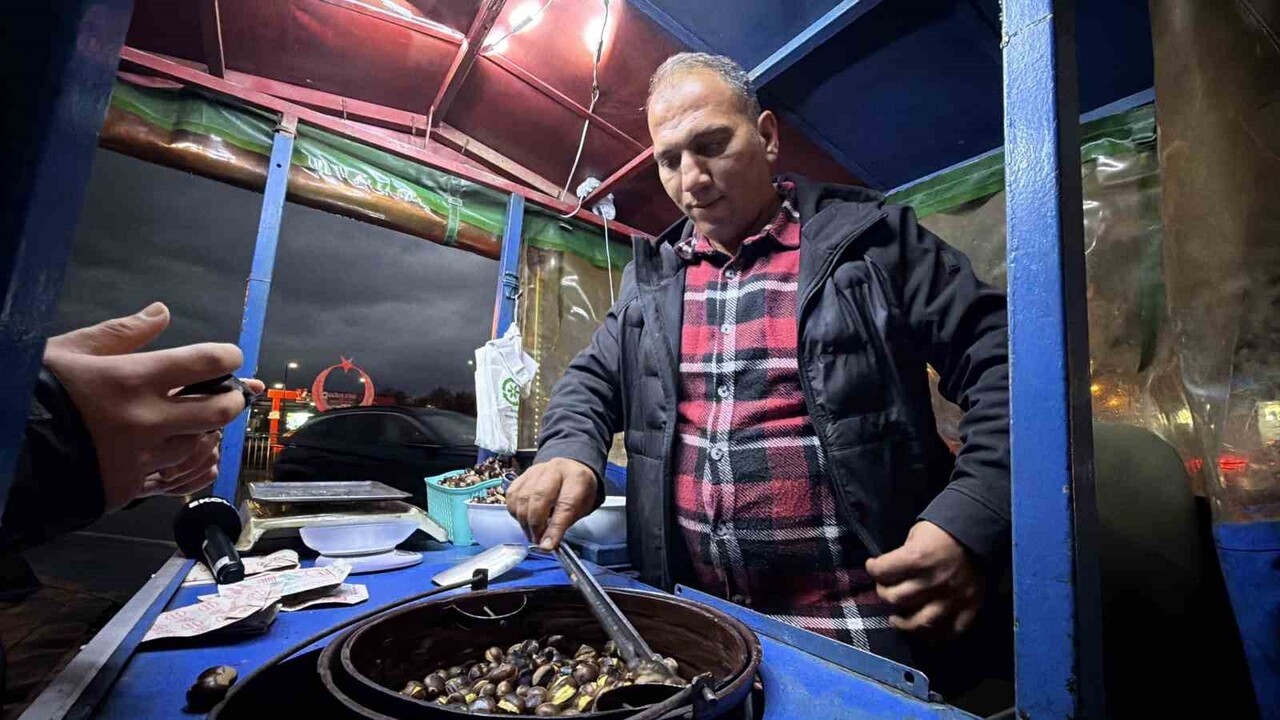 DÜZCE'NİN COĞRAFİ İŞARETLİ ÜRÜNÜ "KUZU KESTANESİ", KIŞ AYLARININ YAKLAŞMASIYLA SOKAK...