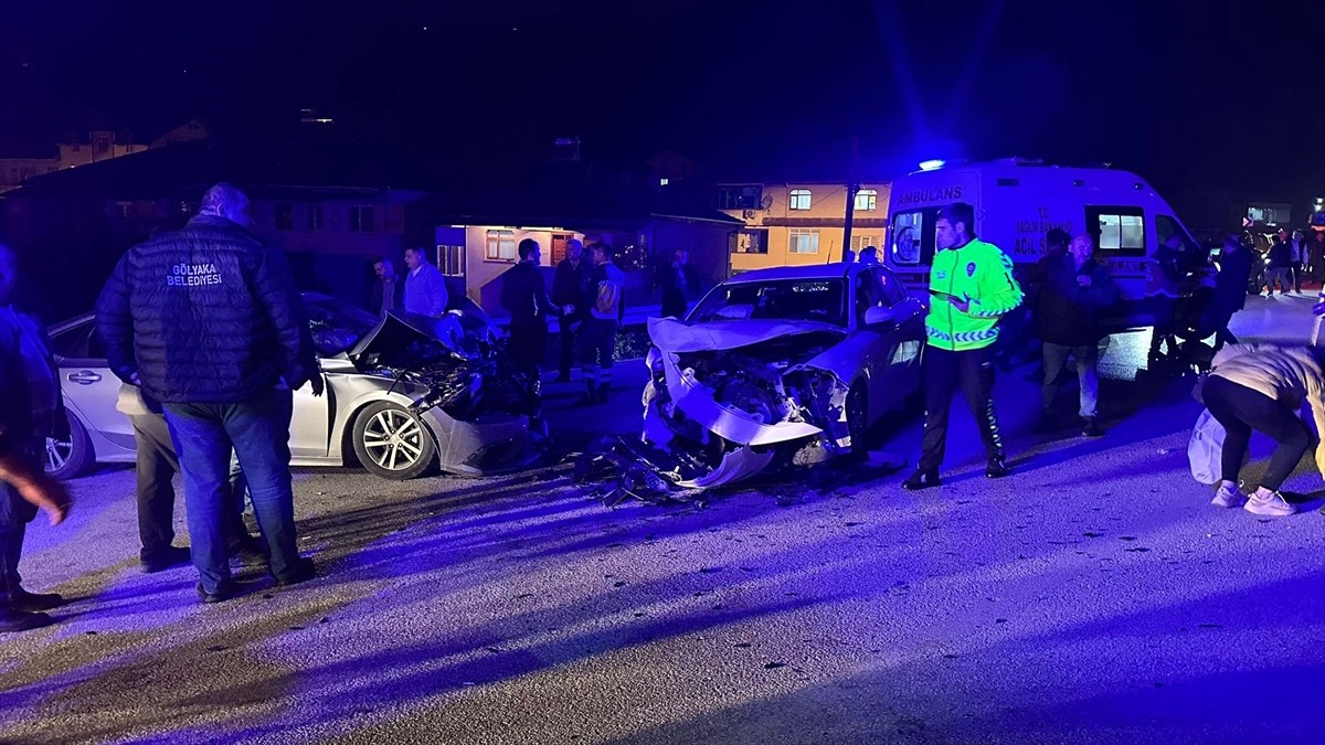 Düzce'nin Gölyaka ilçesinde iki otomobilin karıştığı kazada 7 kişi yaralandı.  