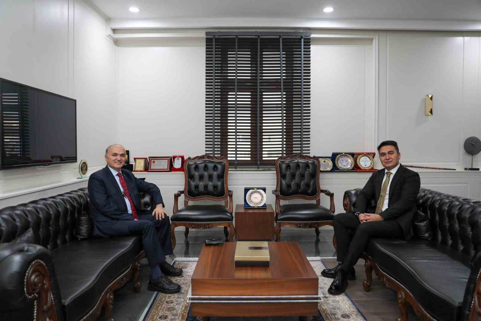 DÜZCE BELEDİYE BAŞKANI DR. FARUK ÖZLÜ, DÜZCE CUMHURİYET BAŞSAVCISI YASİN EMRE’Yİ MAKAMINDA ZİYARET...