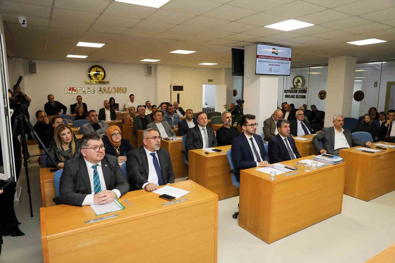 DÜZCE BELEDİYE MECLİSİ TOPLANTISINDA KONUŞAN BELEDİYE BAŞKANI DR. FARUK ÖZLÜ, KENTİN GELECEĞİNİ...