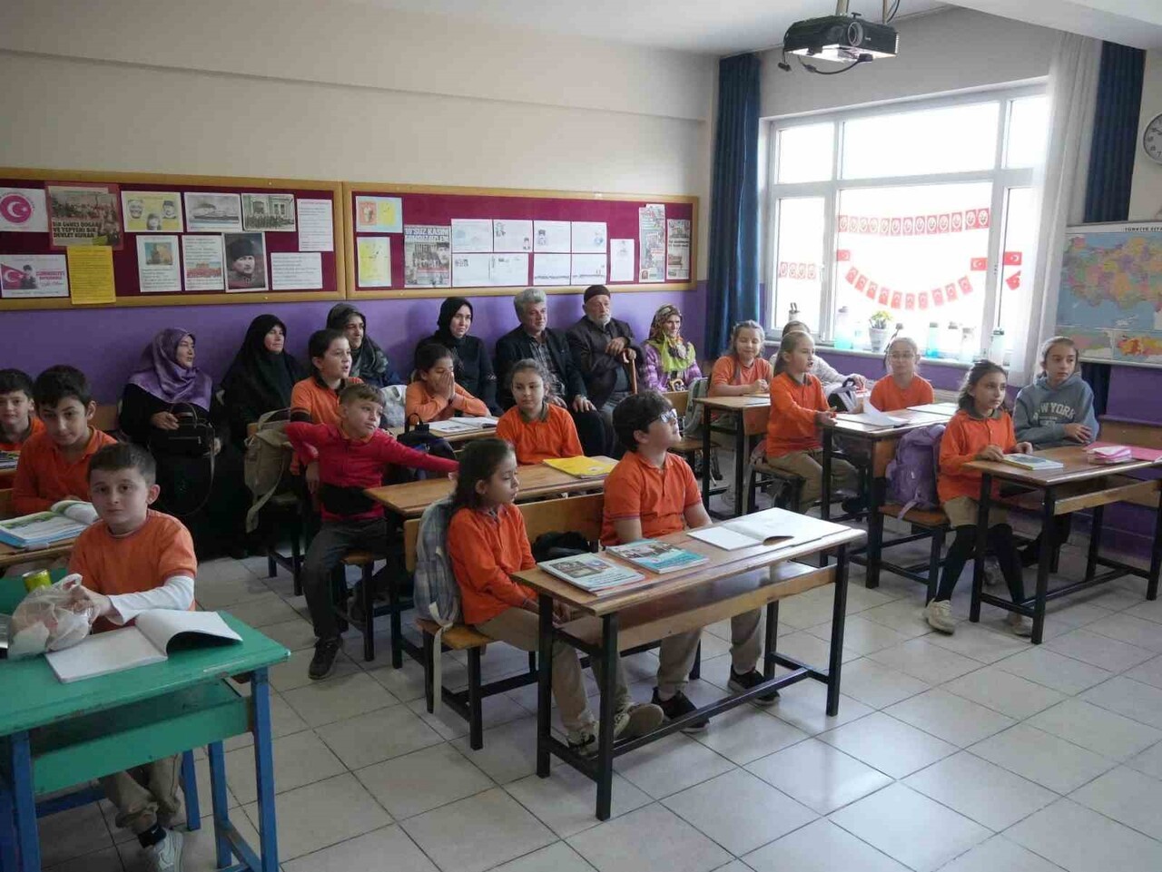 DÜZCE BELEDİYESİ, KAYNAŞLI İLKOKULU’NDA GÖREV YAPAN GÖRME ENGELLİ ÖĞRETMEN SABRİ ERGİN İÇİN...