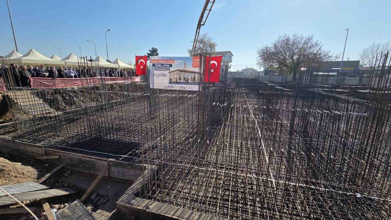 DÜZCE’DE 23 KASIM 2022’TE YAŞANAN DEPREM SONRASI AĞIR HASAR ALAN VE YIKILAN ÇİLİMLİ MERKEZ CAMİNİN...